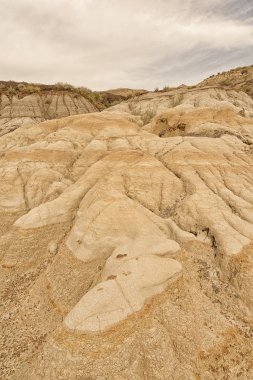 Drumheller, Alberta Badland'de dokulu peyzaj.