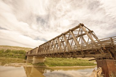 Yatay Doğu Coulee Truss Köprülü, bulutlu bir gökyüzü ile kırmızı geyik Nehri üzerinde.