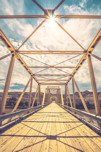 Dorothy Ferry Bridge Com Sunburst Nas Badlands Alberta — Fotografia de Stock