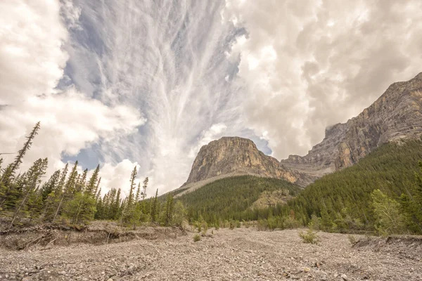 Landschap Van Rocky Mountains Met Een Getextureerde Bewolkte Hemel Met — Stockfoto