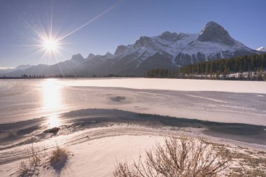 Keçi gölet üzerinde güneş patlaması