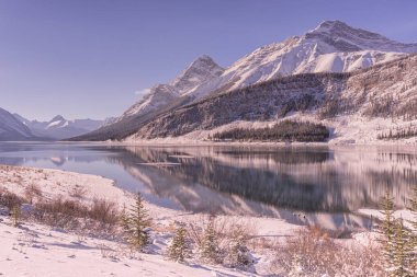 Kışın sprey göl kenarında dağların yansımalar