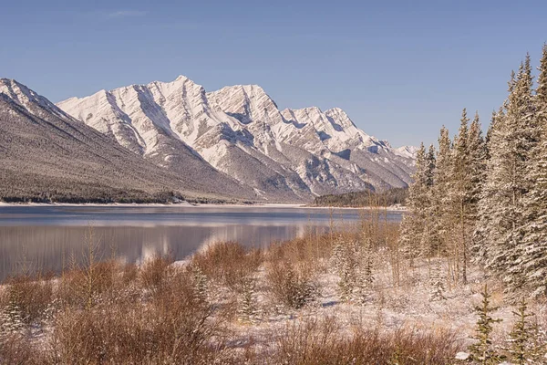 Spray Lake en Rocky Mountains in de Winter — Stockfoto