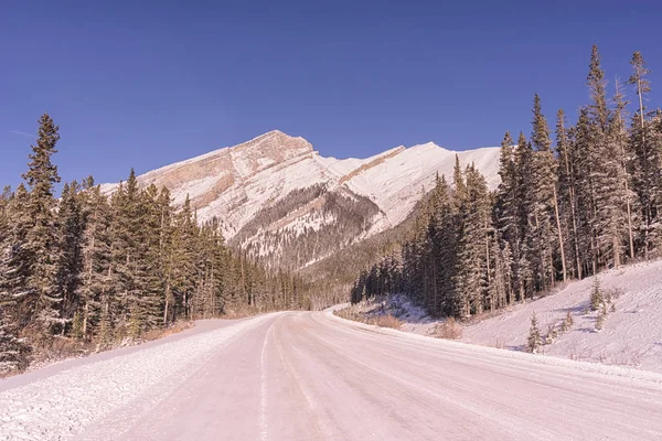 Snowy Mountain Road with Blue Sky — Stock Photo, Image