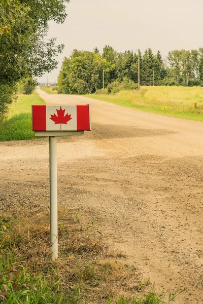 Bandera Canadiense Buzón en Carretera Imágenes De Stock Sin Royalties Gratis