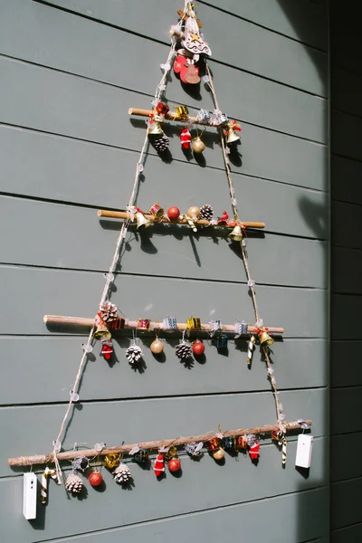 Handgemachter DIY-Weihnachtsbaum mit Stämmen und Seilen — Stockfoto