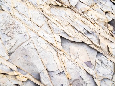 Dilimlenmiş ve doğranmış pis beyaz taş.