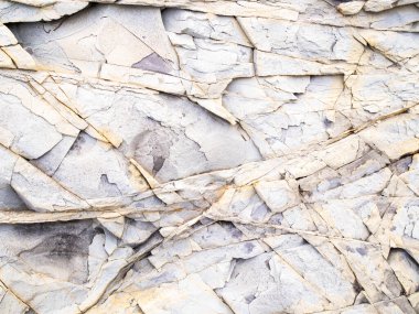 Dilimlenmiş ve doğranmış pis beyaz taş.