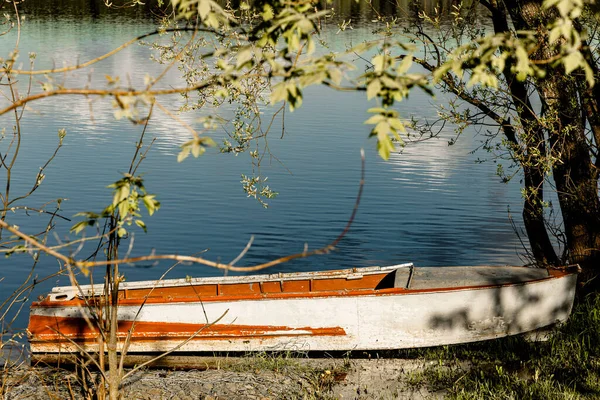 Loď stojí v létě u řeky — Stock fotografie