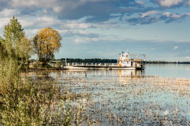 Yazın nehir kenarında büyük bir mavna.