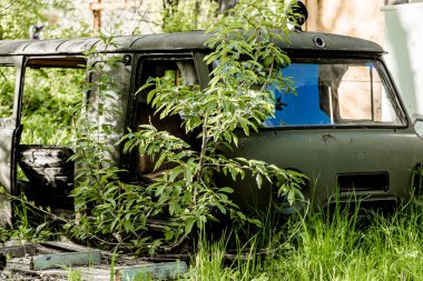UAZ 'nin eski arabası çimlerde uzanıyor.
