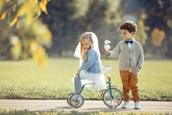 Enfants mariés sur un vélo — Photo