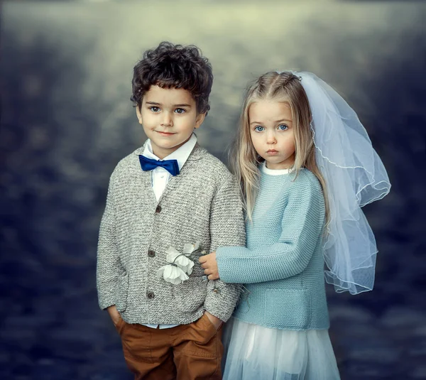 Хлопчик і дівчинка одягнені як наречена і наречена — стокове фото