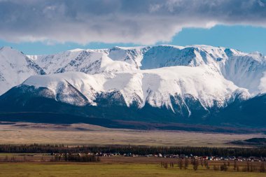 Çölün muhteşem manzarası göller ve ağaçlar karla kaplı zirveleri olan dağlara dönüşüyor. Altai Dağları