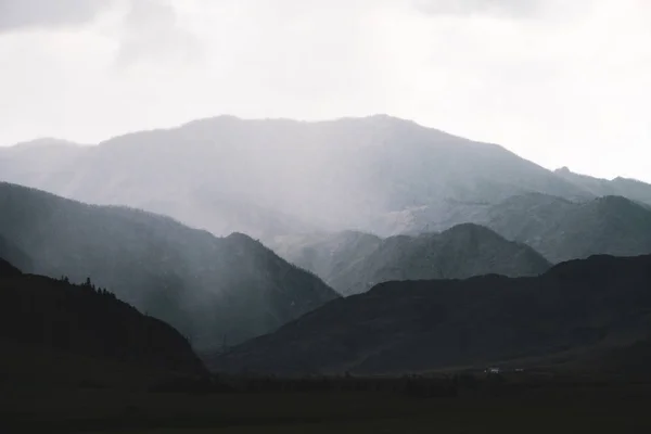 Hermosa vista de las siluetas de las sierras de Altai en tiempo lluvioso y niebla — Foto de Stock