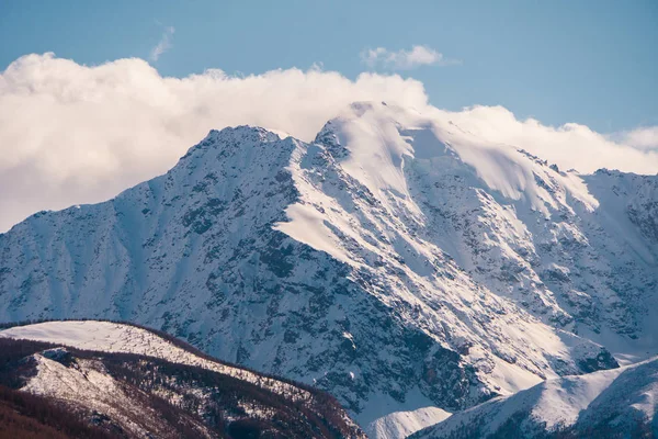 Cumbres nevadas de las montañas de Altai contra el cielo — Foto de Stock