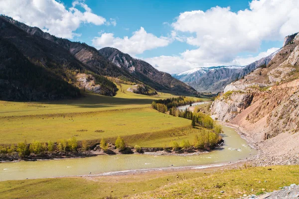 Increíble valle del paisaje de las montañas de Altai con árboles, colinas y río — Foto de Stock