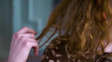 Kadın el parmaklarının saçlarıyla büküm. Yakın çekim