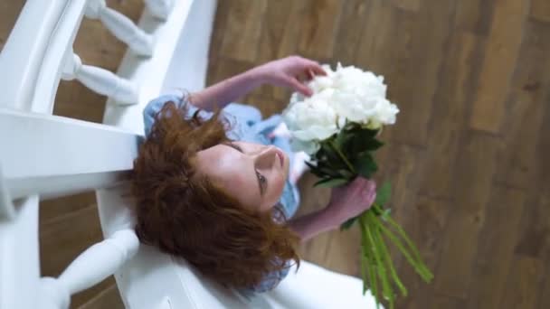 Nagy bokor fehér pünkösdi rózsa a gyönyörű vörös hajú lány portréja — Stock videók