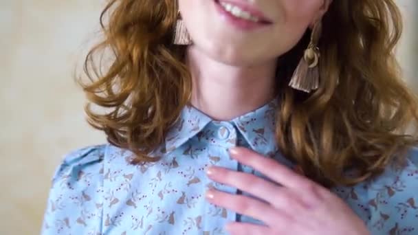 Joyeux rousse fille souriant en regardant la caméra — Video