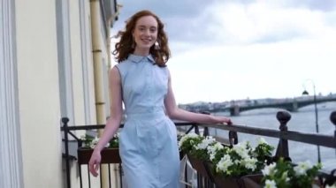 Balkon kameraya poz mavi elbiseli Genç Kızıl saçlı kız