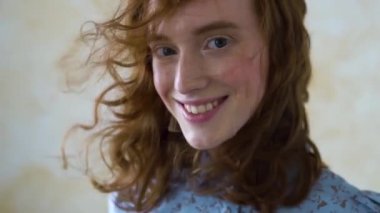 Kameraya bakarak gülmek gülümseyen neşeli Kızıl saçlı kız