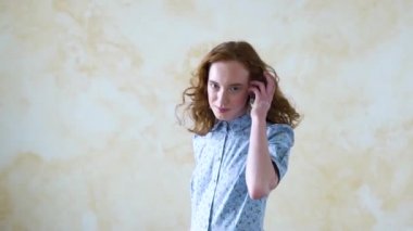 Kameraya bakarak gülmek gülümseyen neşeli Kızıl saçlı kız