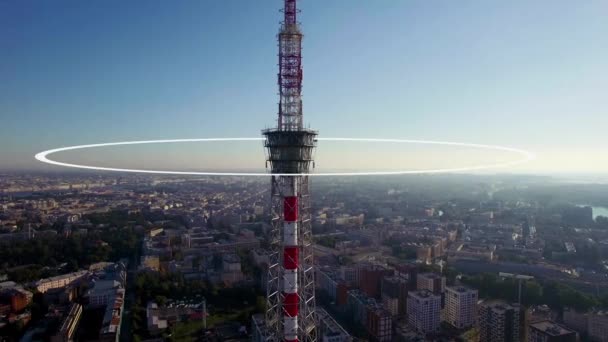 Visualization of radio waves coming from a large TV antenna towering above the city. Concept visualization of a phone mast emitting radio signals in concentric circles. — Stock Video