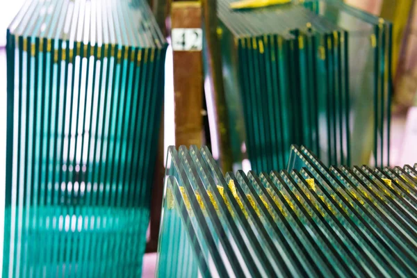 Sayfa boyutuna kesme temperli açık float cam paneller üretim fabrikası — Stok fotoğraf