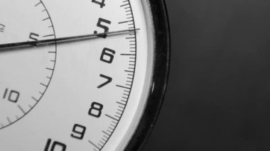 Hızlı - kavramsal gösterimi üzerinde eski bir el chronograph Saat tempolu. Zaman geçiyor.