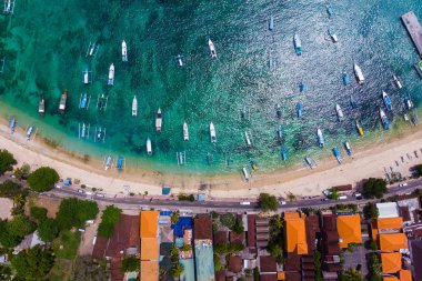 Yat ve Turizm tropikal bir lagün üzerinde orada binalar ve yol Sahil yakınındaki mavi deniz suda teknede. Yaz tatili ve kavram seyahat