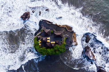 Tanah Lot - okyanus tapınakta. Bali Adası, Endonezya. Üstten görünüm