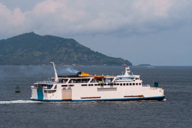 Yolcu gemisi, feribot karşı kıyıya okyanusta yelken