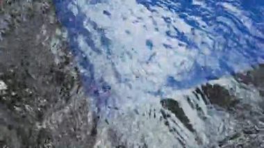 Güneşli yansımalı otel yüzme havuzu