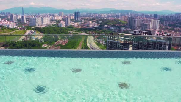 Zwembad op het dak met prachtig uitzicht op de stad kuala lumpur malaysia — Stockvideo