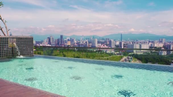 Bazén na střeše s krásným výhledem na město kuala lumpur malajsie — Stock video