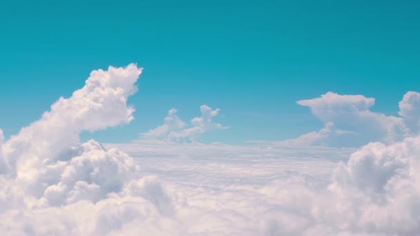Skyline Vista sobre las Nubes desde el avión — Vídeos de Stock