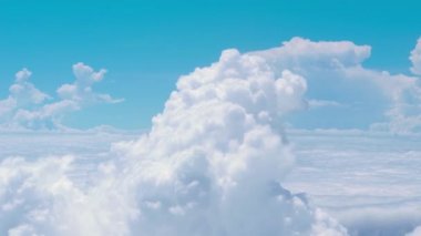 Ufuk çizgisi Bulutların üstünde uçaktan görünüm.