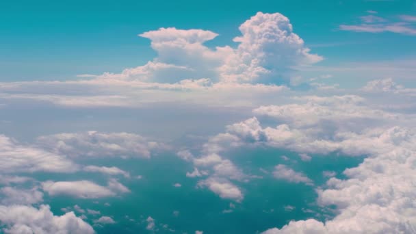 Skyline Blick über den Wolken aus dem Flugzeug — Stockvideo