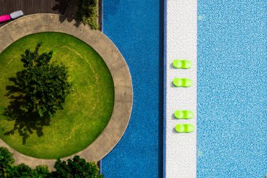 yüzme havuzu boş şezlong. Üstten görünüm