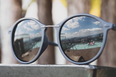 Yüzme Havuzu güneş gözlüğü tropikal bir ortamda yansıması