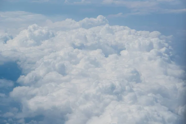 航空機から見た雲の上のスカイライン — ストック写真
