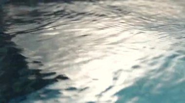 Güneşli yansımalı otel yüzme havuzu