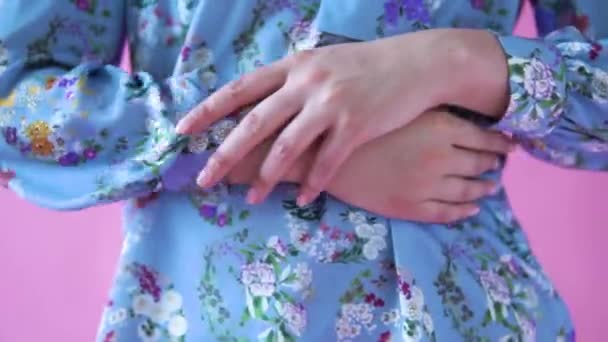 Красивые Женские Руки Фоне Голубой Рубашки — стоковое видео