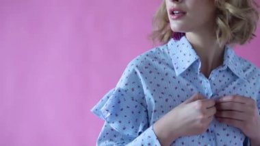 neşeli sarışın seksi üstünü bir fotoğraftaki Studio pembe bir arka plan üzerinde posta kodları