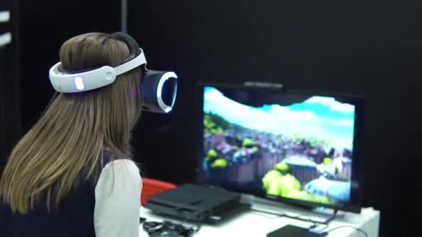 仮想現実の眼鏡の女の子。将来の技術コンセプト。仮想現実のアプリケーションのテスト — ストック動画