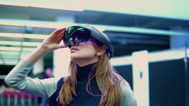 Menina com óculos de realidade virtual. Conceito de tecnologia futura. Testando o aplicativo em realidade virtual — Vídeo de Stock