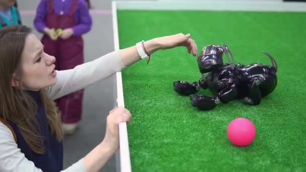 Fille Jouer Avec Robot Sous Forme Chien Lors Une Exposition — Video