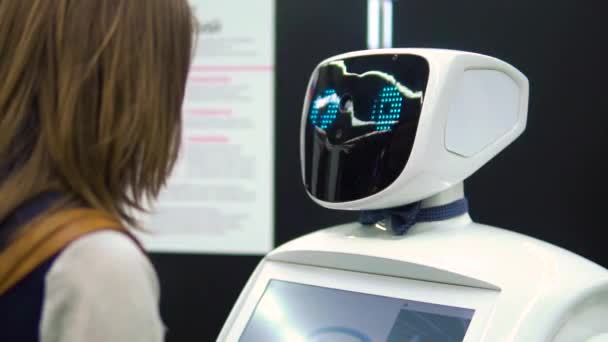 Автономный робот разговаривает с девушкой — стоковое видео