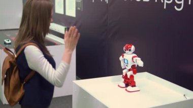 robot oyuncak sergisi ile oynayan genç kız